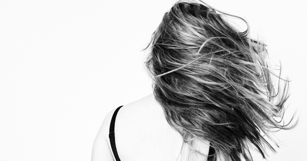 Quel shampoing pour cheveux gras 😩 ? Comparatif, conseils et astuces pour en finir avec l’effet gras ! 🧴✨